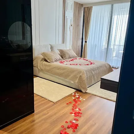 Luxury Suite, Sea View Center 500mbs 아파트