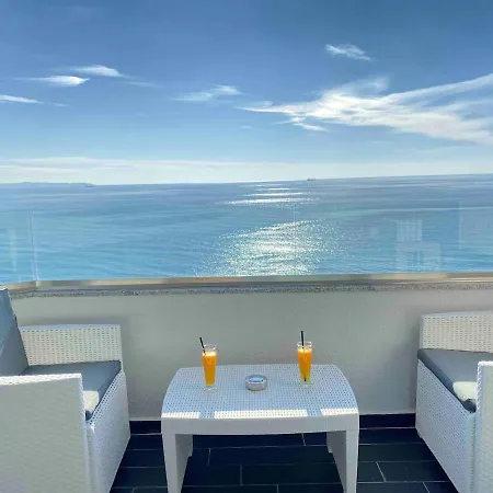 Luxury Suite, Sea View Center 500mbs 아파트
