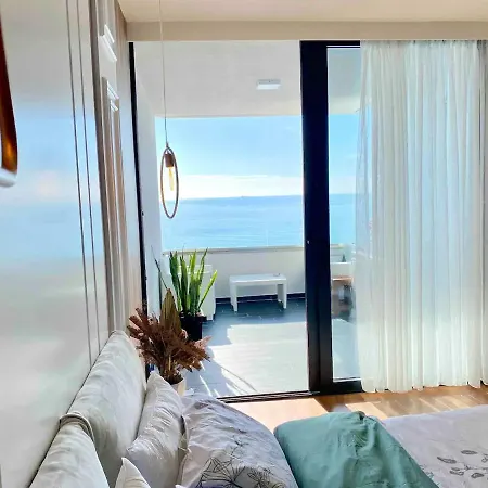 Luxury Suite, Sea View Center 500mbs 아파트
